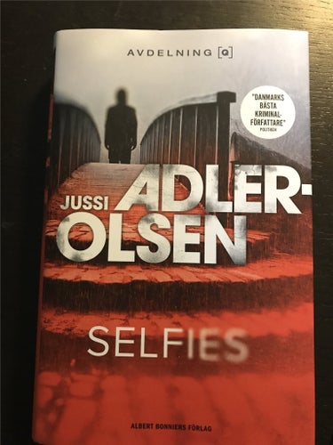 Selfies – Jussi Adler-Olsen. Avdelning Q. Förlagsny storpocket!