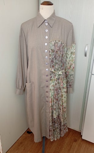 Beige klänning med flerfärgat blommönste str 48-50r