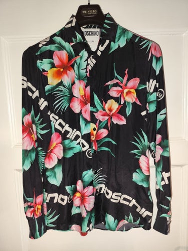 Moschino 100% silk skjorta ( helt ny ) Nypris: 5.000kr