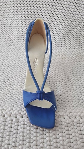 Samlarobjekt skor Just The right shoe av konstnären Raine