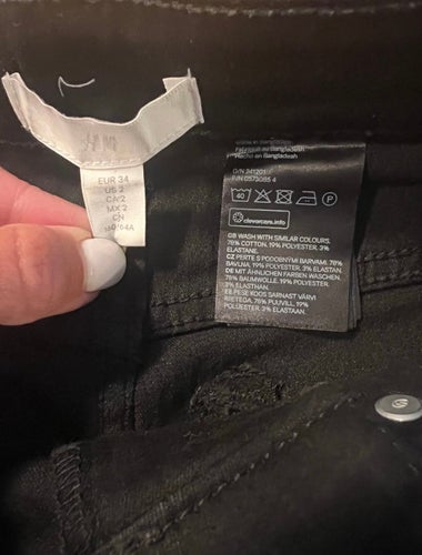Svarta ”very high waist jeans” från H&M utgången modell i Strl 34