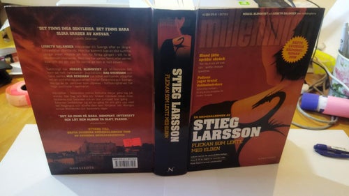 Flickan som lekte med elden Stieg Larsson. Bok. Very Fine plus