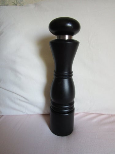Mycket stor (29 cm hög!) elegant svart pepparkvarn i trä - Utmärkt skick!