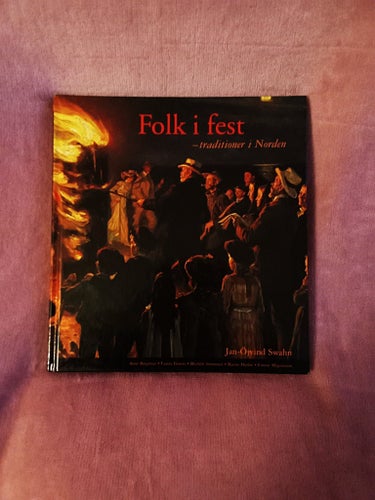 'Folk i fest - traditioner i Norden' av Jan-Öyvind Swahn, 2000, ISBN: 9188524213