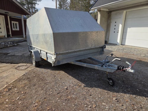 Släpvagn med aluminiumkåpa 175x330cm flakmått