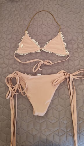 Rosa bikini med spets och stenar