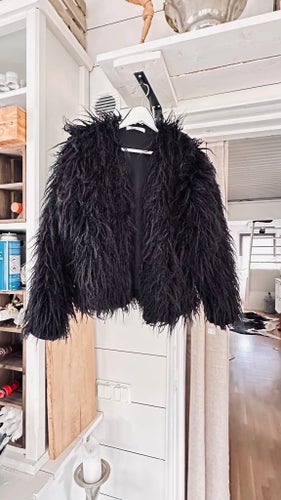 Gina Tricot svart lurvig jacka, storlek M
