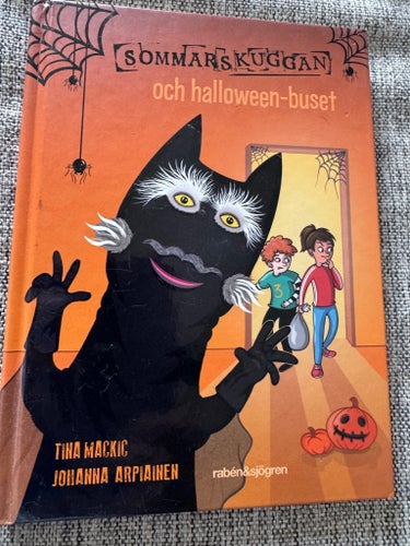 Sommarskuggan och halloween-buset av Tina Mackic och Johanna Arpiainen, 2020