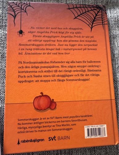 Sommarskuggan och halloween-buset av Tina Mackic och Johanna Arpiainen, 2020