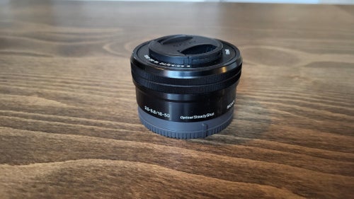 Sony A6000 med två objektiv och minneskort