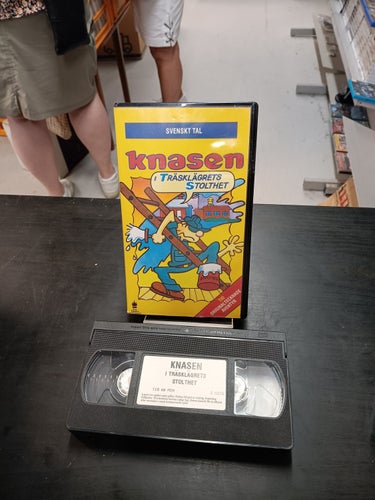KNASEN - I TRÄSKLÄGRETS TJÄNST. KÖP VHS