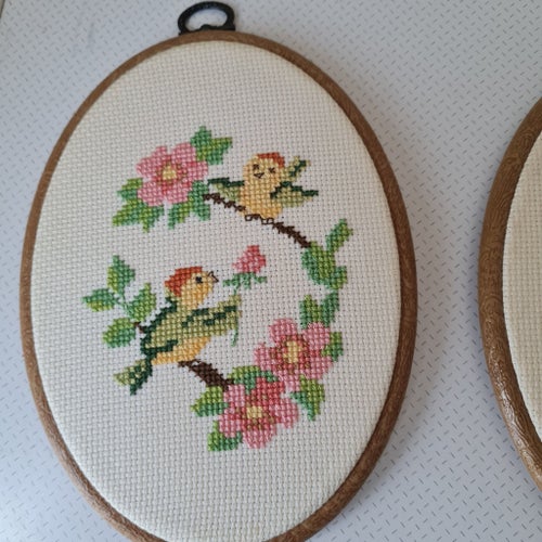 Två broderade tavlor, vår fåglar
