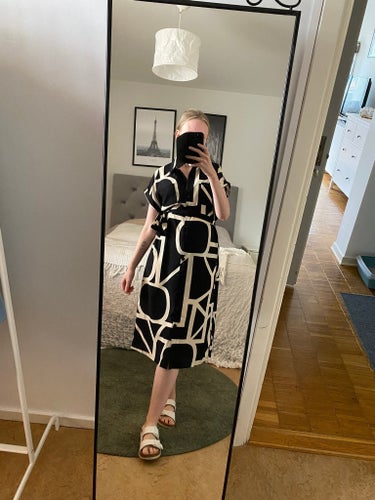 (Nypris 499kr) NY! Stilren Klänning Stl 36, Knappar Knytband Mönster Dress