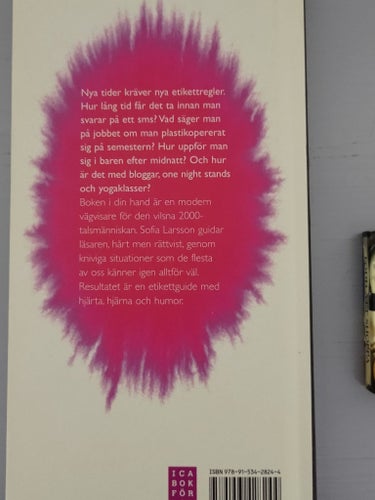 Två böcker om etikett och att shoppa.