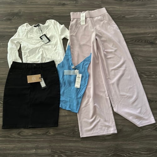 Paket med 4 nya plagg: Topp, Kjol, Linne, Byxor