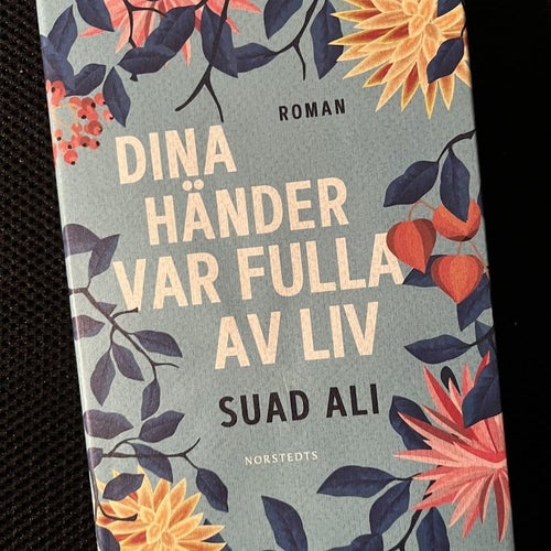 Dina händer var fulla av liv. / Suad Ali