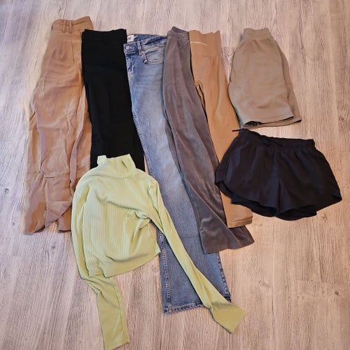 Klädpaket med åtta plagg