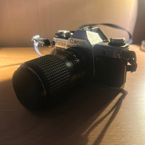 Canon AE-1 Analog Kamera + Tokina RMC 35–105 mm f/3,5–4,3 zoomobjektiv
