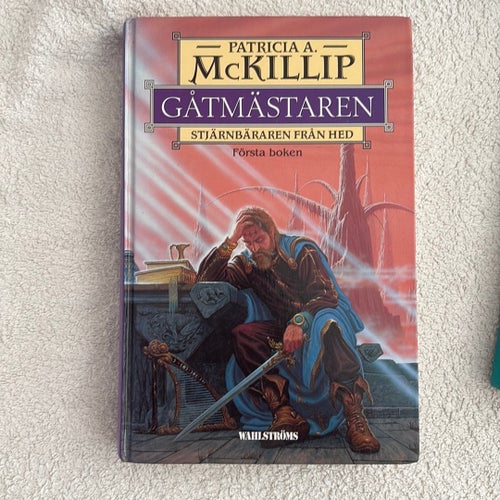 Gåtmästaren, Dotter till hav och eld, Harpospel i vinden av Patricia A. McKillip