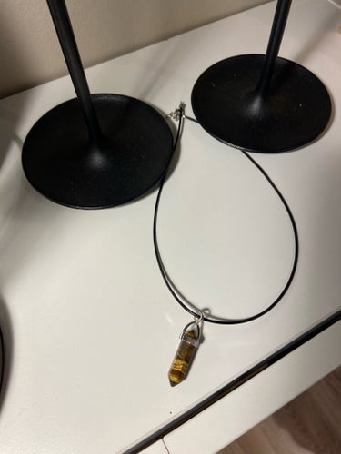 Halsband med svart rem och pendel - Brun Kalciten - Naturstenshalsband