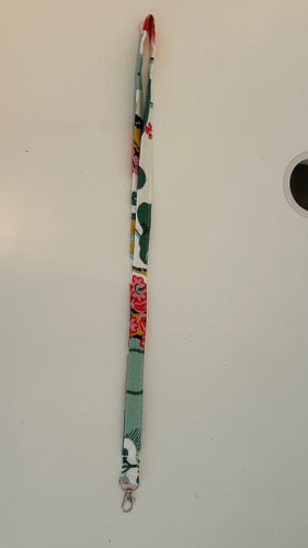 NYCKELBAND I TYG FRÅN SVENSKT TENN, MÖNSTER FRÅN JOSEF FRANK /TEXTIL TRÄD I BLOM