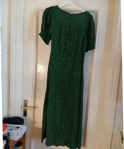 H&M svart klänning med gröna blommor strl 36