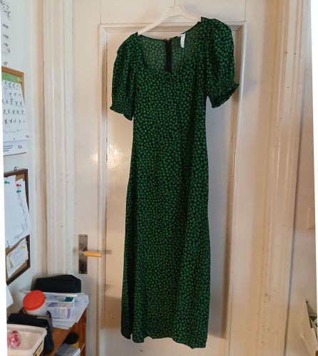 H&M svart klänning med gröna blommor strl 36