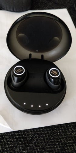 JBL trådlösa hörlurar