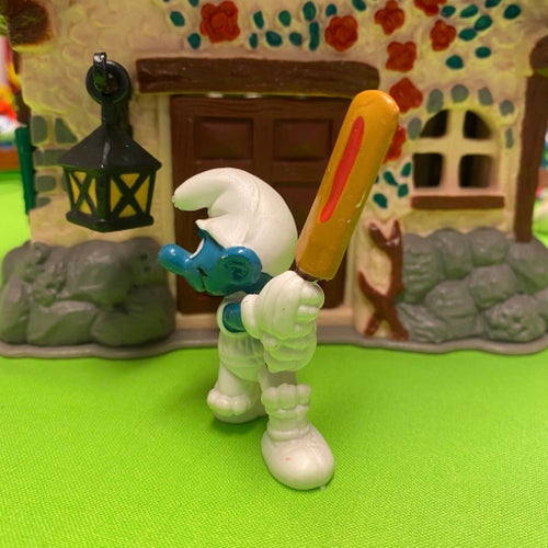Smurf som spelar cricket, HONGKONG....fin gammal smurf…..