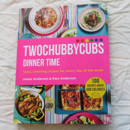Twochubbycubs Dinner Time av James Anderson & Paul Anderson, 2021