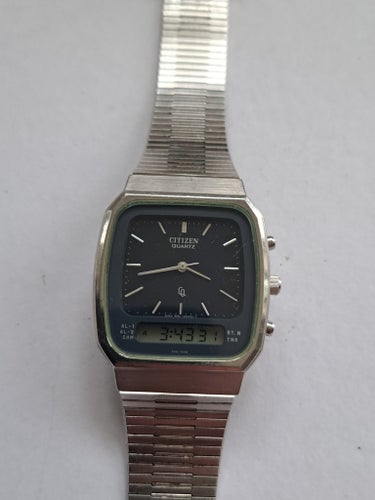 Citizen Quartz klocka med analog och digital display
