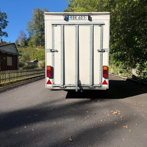 Flyttsläp/Skåpsläp/Släpvagn/besiktad