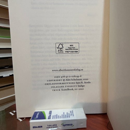 Överlevarna av Alex Schulman. Bok. Very Fine plus