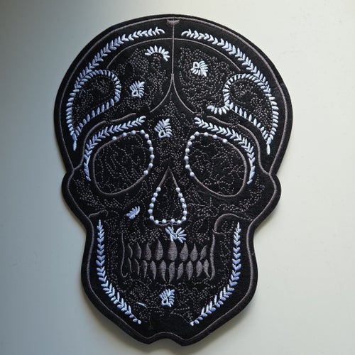STOR Svart vit Döskalle patch strykapå laglapp tygmärke