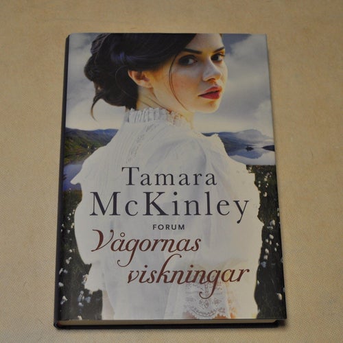 VÅGORNAS VISKNINGAR - Tamara McKinley
