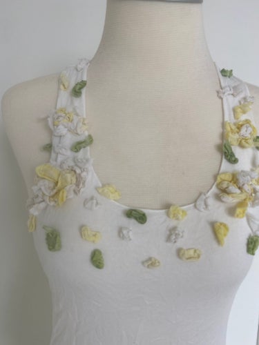 Vitt linne med blommor