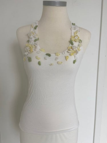 Vitt linne med blommor