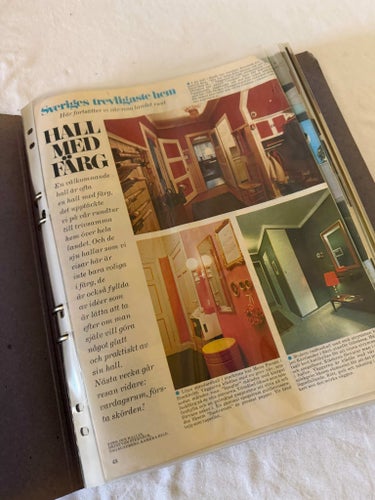 Pärm full med 1970tals inredning. Plastade urklipp från tidens tidningar. Ca 50