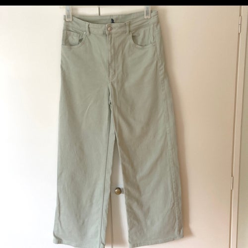H&M raka vida ljusgröna byxor/ jeans, storlek 42 Divided