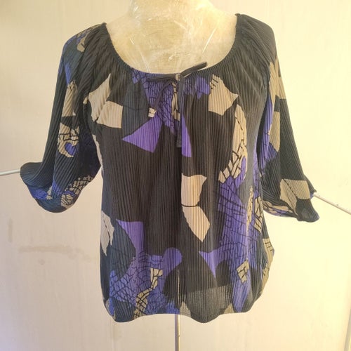 Numph svart/lila/beige blus, storlek 34/36. Super stretch med resår. 99kr/styck!