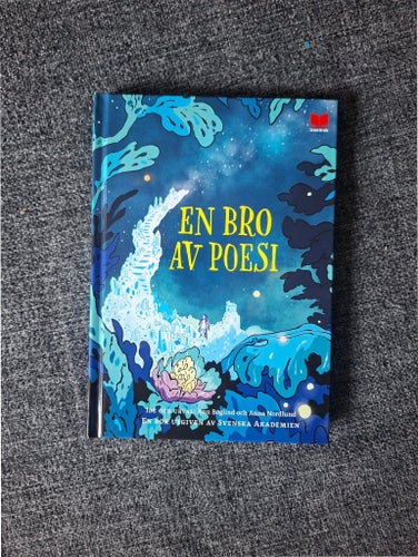En bro av poesi av Svenska Akademien, Anna Nordlund, Ann Bogelid (2018)