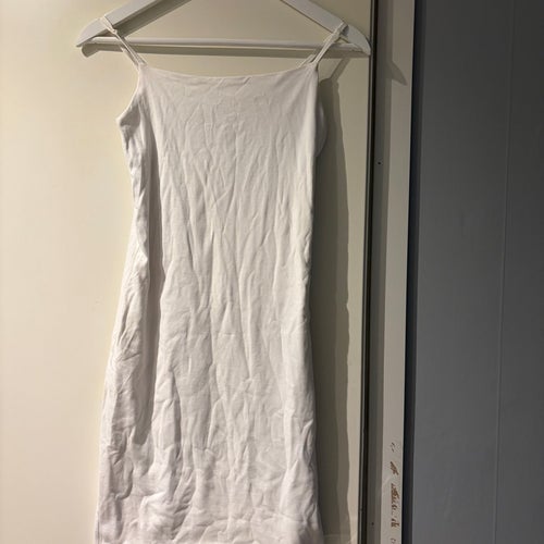 Knälång vit klänning från Bikbok storlek M