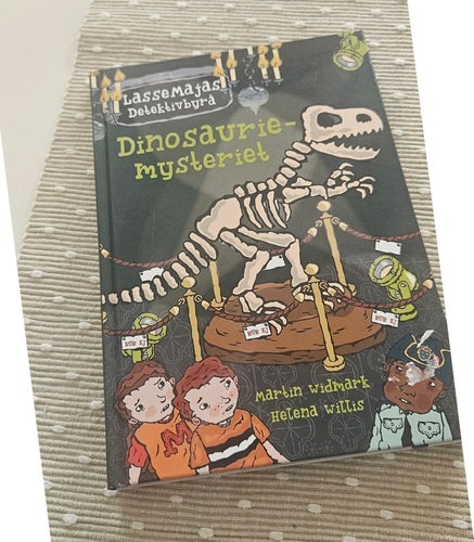 Dinosauriemysteriet av Martin Widmark och Helena Willis