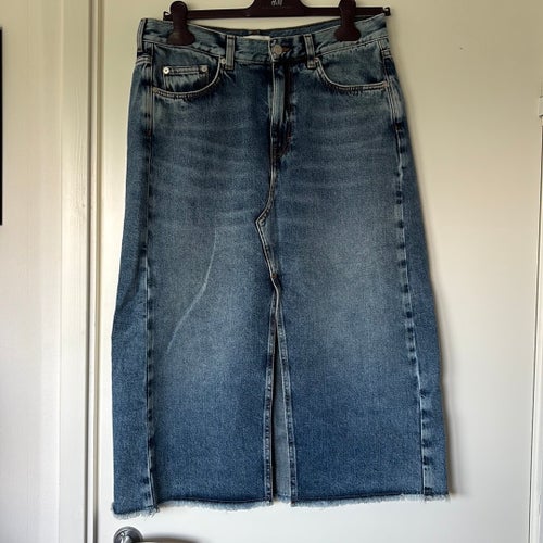 Jeanskjol i tidlös modell från Arket.