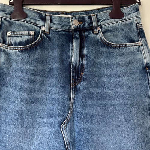 Jeanskjol i tidlös modell från Arket.