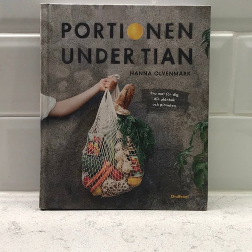 Portionen under tian av Hanna Olvenmark, 2018 inbunden