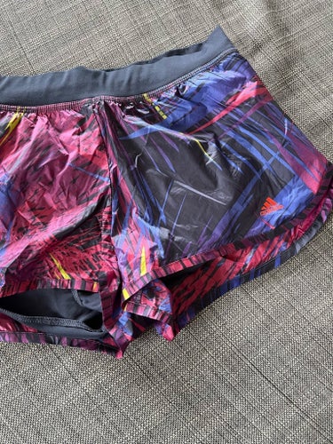 Nya korta träningsshorts från Adidas i strl S (34-36)