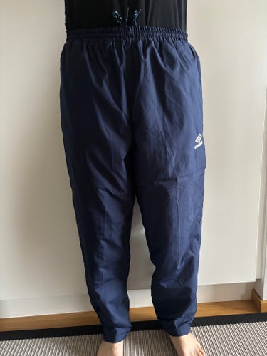 Umbro mörkblå täckbyxor/ termobyxor/ träningsbyxor - Stl. XL / 23