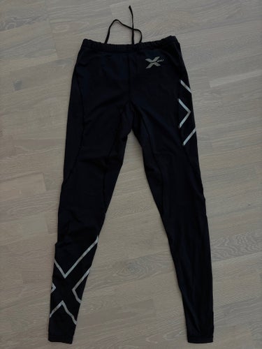 2XU svart kompression träningstights, storlek MT