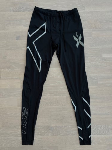 2XU svart kompression träningstights, storlek MT